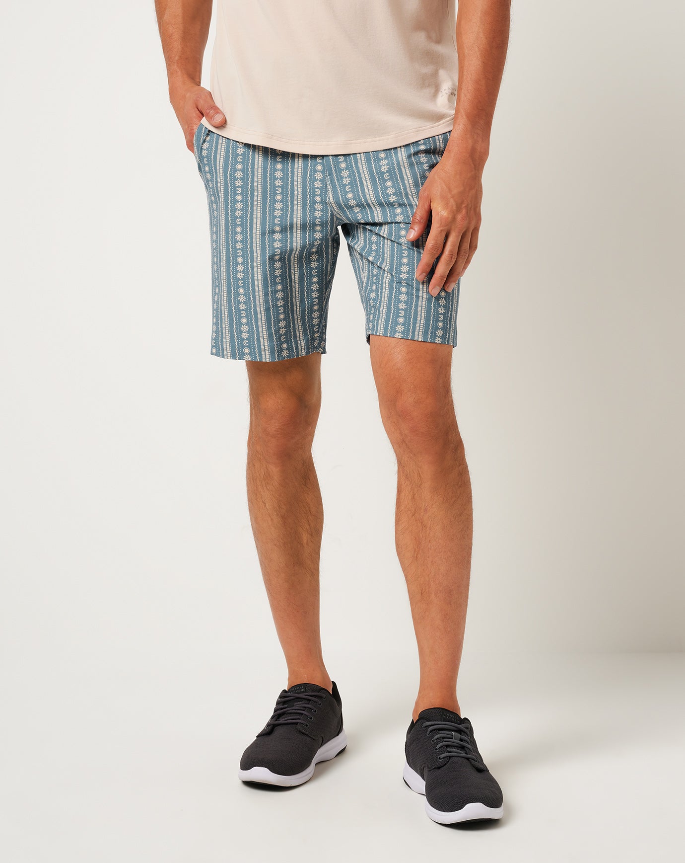 (取寄) トラヴィスマシュー メンズ テック チノ ショーツ TravisMathew men Tech Chino Shorts Ash Blue Tech Chino Print Short 8In ∣ TravisMathew