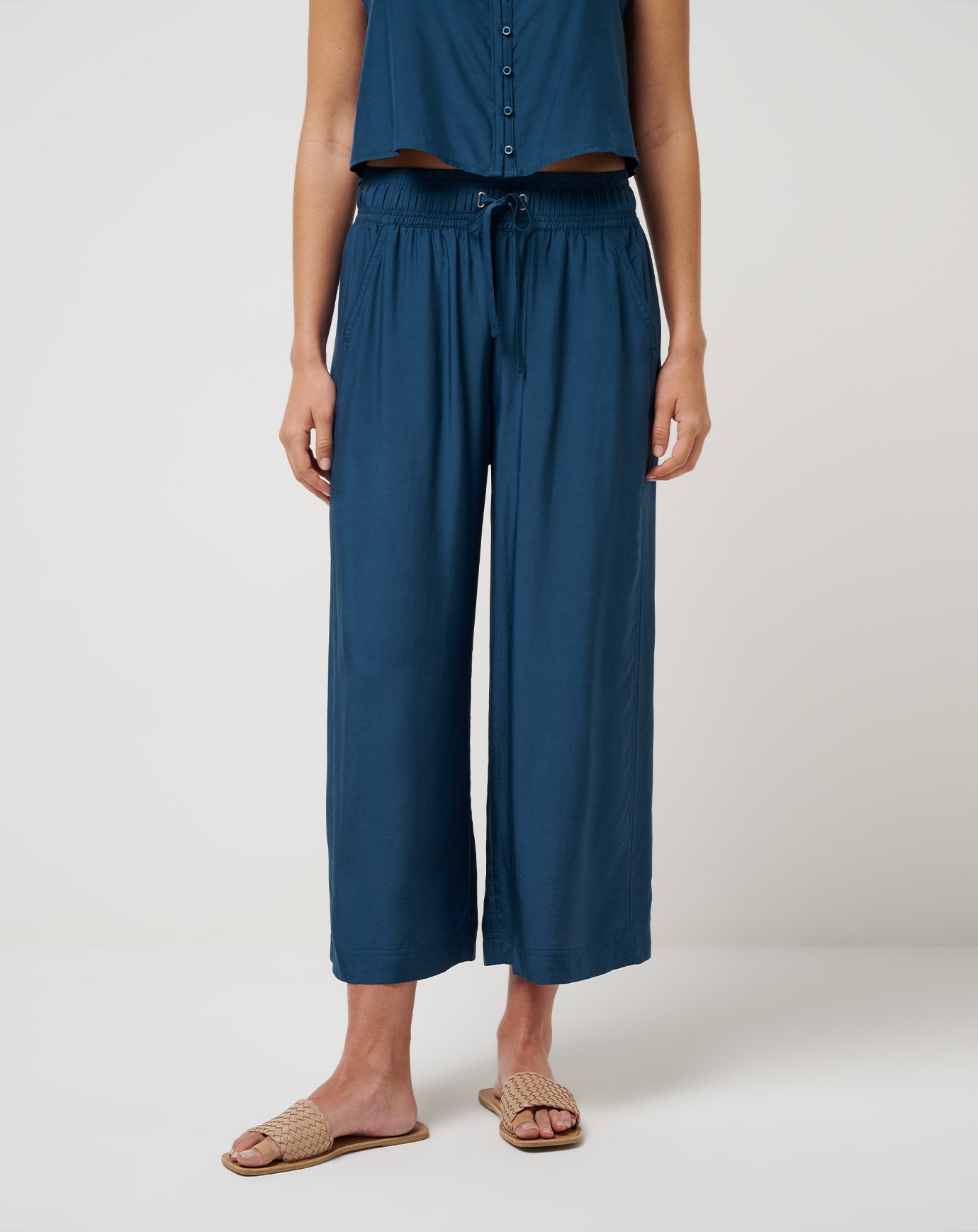 【AVALONE】TECHNICAL CROPPED WIDE TROUSERS Savanna Cropped Wide Leg Pant ∣ TravisMathew