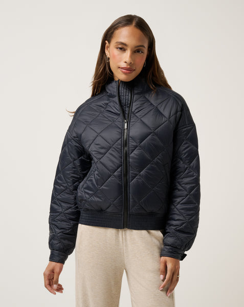 Travis Mathew　ハイブリッド 中綿キルティングジャケット Lights At Night Quilted Jacket ∣ TravisMathew