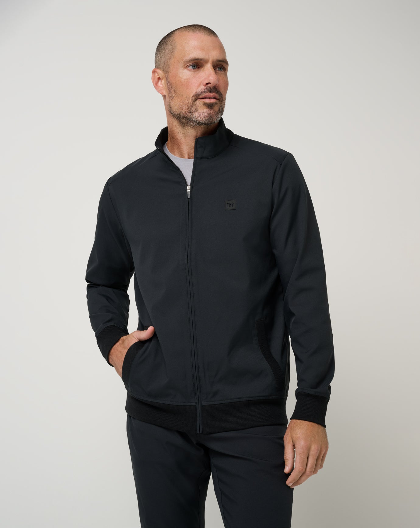 TRAVISMATHEW ブラック ジップアップジャケット Open To Close 2.0 Full Zip Jacket ∣ TravisMathew