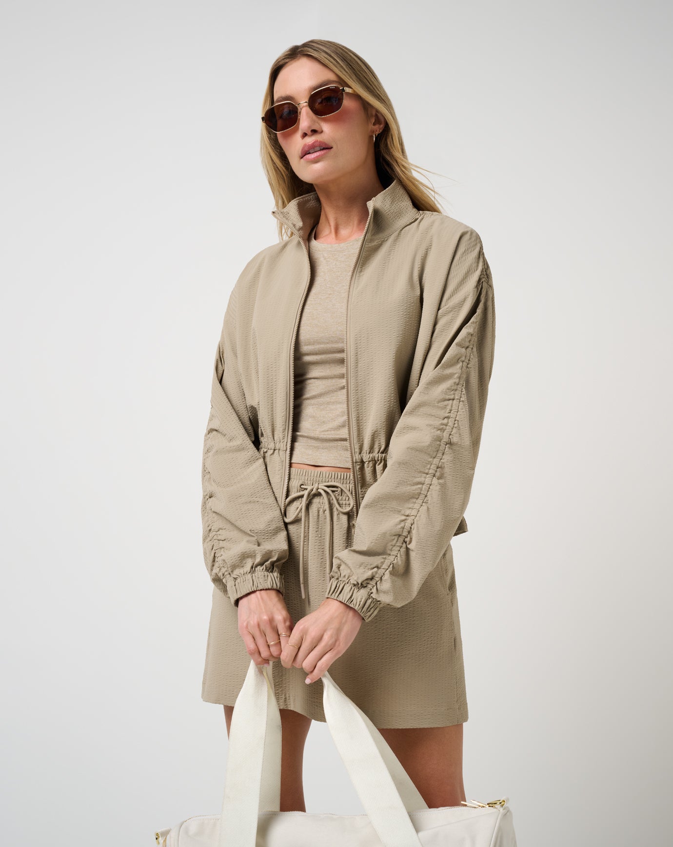 ハッピー　PLST　リネンブレンド　ベージュ　セットアップ Breezeblend Timeless Full Zip ∣ TravisMathew